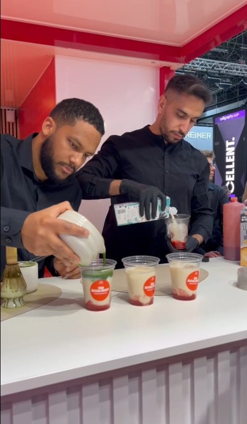 Live Zubereitung von Matcha auf der Top Hair Messe in Düsseldorf durch einen Matcha Barista